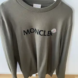 Säljer min min Moncler tröja då jag aldrig använder den. Den är i storlek L men sitter mer som M, pris kan diskuteras vid affär!