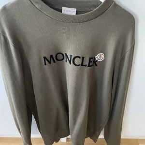 Moncler sweatshirt - Säljer min min Moncler tröja då jag aldrig använder den. Den är i storlek L men sitter mer som M, pris kan diskuteras vid affär!