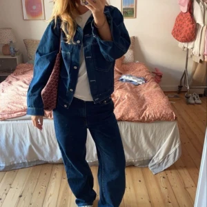 JEANS JACKA  - Säljer denna jeans jackan då den inte kommer till användning, jättefin nu till våren och sommaren☺️