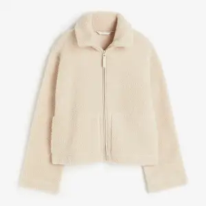 Säljer denna jacka från H&M då den inte kommer till användning. Mycket bra skick💗 hör av dig om fler bilder eller frågor 🥰