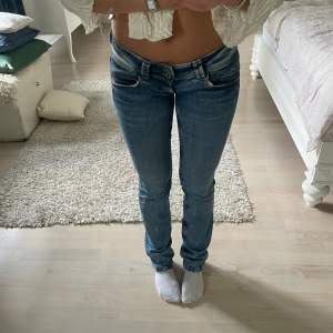 Jättefina lågmidjade jeans, använda några få gånger, passar typ storlek S, 36