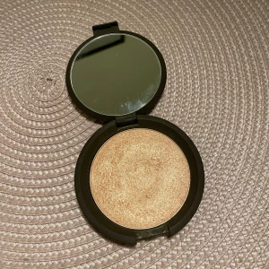 Becca highlighter - Säljer becca Highlighter i färgen Champagne pop eftersom det kommer inte till användning. Ord. pris: 410kr #makeup #smink