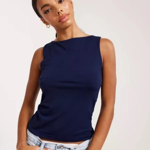 Topp - Så fin topp perfekt till sommaren som tyvärr inte kommer till användning. Endast använd enstaka gång och inga defekter🫶🏼