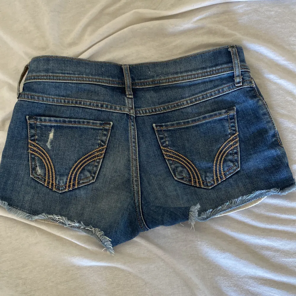 Säljer mina ass snygga lågmidjade jeansshorts från holister. Det är en av mina favorit shorts men är tyvär för små för mig😔❤️. Shorts.