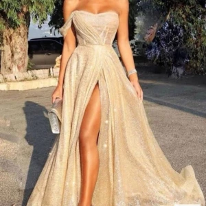 Bal klänning - jättefin bal klänning som är guldig och glittrig, storleken är lite oklar då jag köpte den från en kinesisk sida och de står ingen direkt storlek men skulle säga att den passar en M/L  köptes för 1600