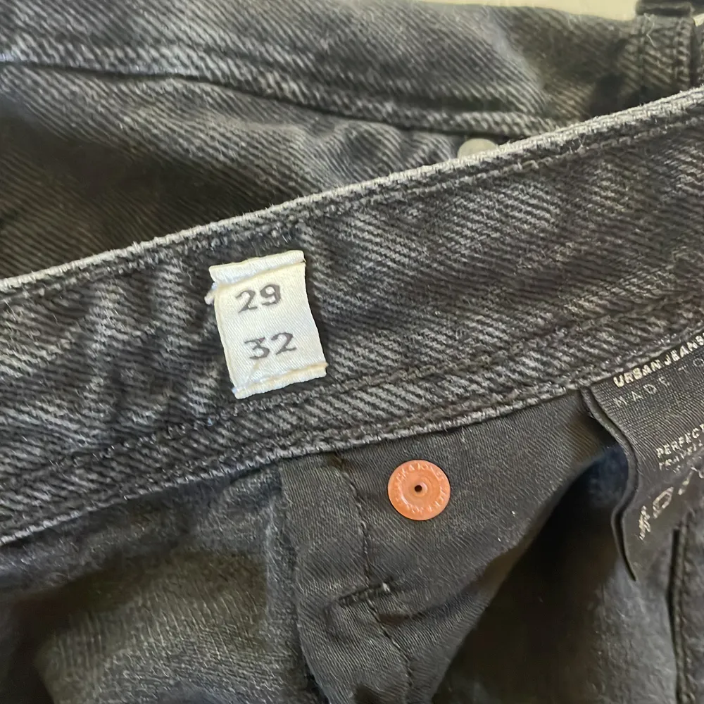 Ett väldigt bra par jeans som är väldigt tåliga och snygga med storlekarna W29, L32 (kolla bild).. Jeans & Byxor.