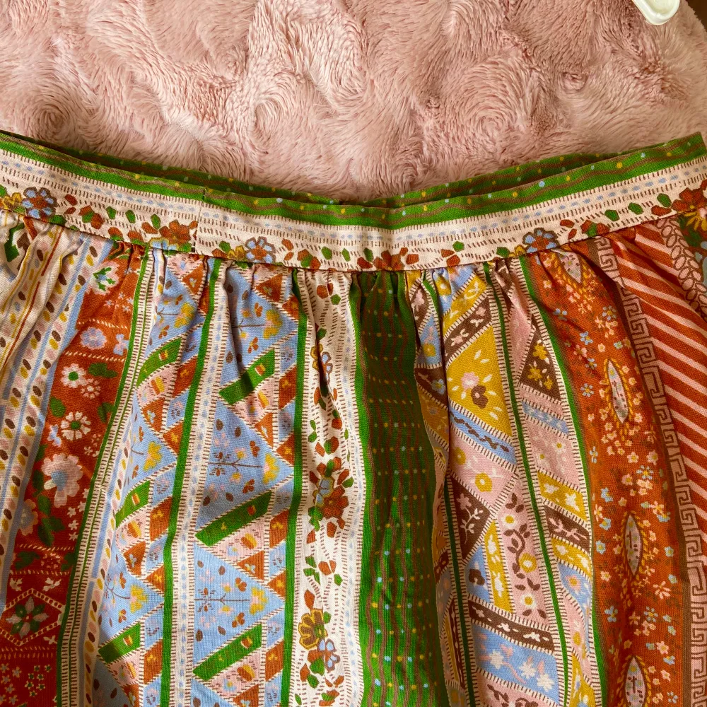 En äkta vintage midi-kjol i sååå fin färger 💚💛🧡❤️ Uppskattar till XS då den är liten, ca 64cm runt midjan. Har dragkedja baktill och fickor i sidorna 💐 Perfekt till sommaren! Unik och retro-vibe på riktigt 🧡. Kjolar.