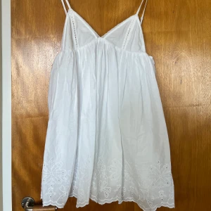 Zara klänning  - Jättefin klänning från Zara, aldrig använd❤️