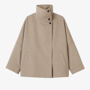 Snygg vårjacka Dobber - Dobber Rue wool jacket - Tunn jacka  Jackan säljes pga felköp och är i nyskick. Inga märken eller liknande. Loose fit i färgen taupe melange. Köptes för 1 600 kr. Kan skickas eller hämtas i city eller på Södermalm.
