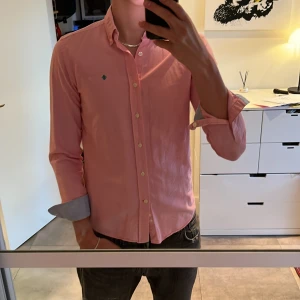 Snygg Morris skjorta  - Rosa Morris skjorta i nyskick, inga defekter. Skick: 10/10, pris: 299