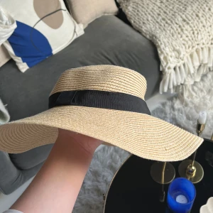 Solhatt  - En super snygg solhatt, aldrig kommit till använd så den är gott som ny☺️