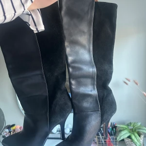 Klackskor stövlar  - Jättefina klackskor. Har använt endast en gång, men köpta begagnad innan! Inte fel alls på skorna. 