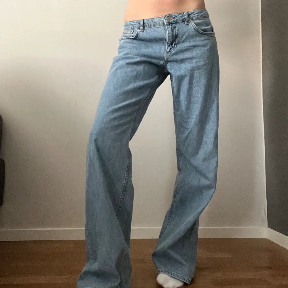 Hej! Säljer dessa Svinsnygga baggy jeans från Nakd. Dom är lågmidjade och sitter bra på mig i längden som är 170. I dunder bra skick. Hör av dig vid frågor. . Jeans & Byxor.