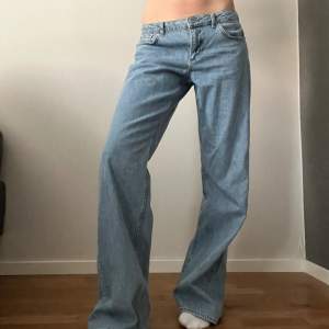 Hej! Säljer dessa Svinsnygga baggy jeans från Nakd. Dom är lågmidjade och sitter bra på mig i längden som är 170. I dunder bra skick. Hör av dig vid frågor. 