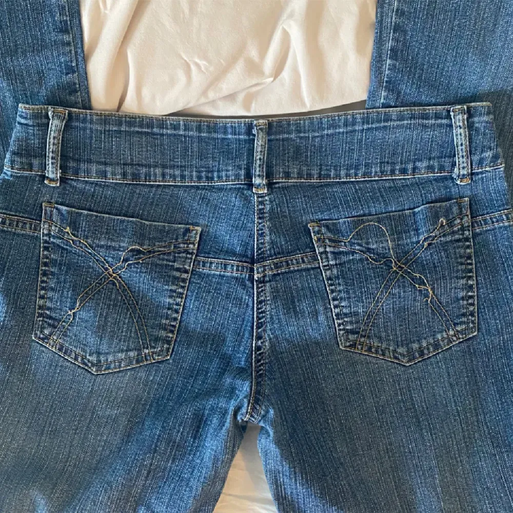 Skitsnygga lågmidjade bootcut jeans, obs se bild 2 och 3 för defekter (lösa trådar på fickorna samt hål bredvid gylfen)! Står ingen storlek men passar s kanske liten m💕. Jeans & Byxor.