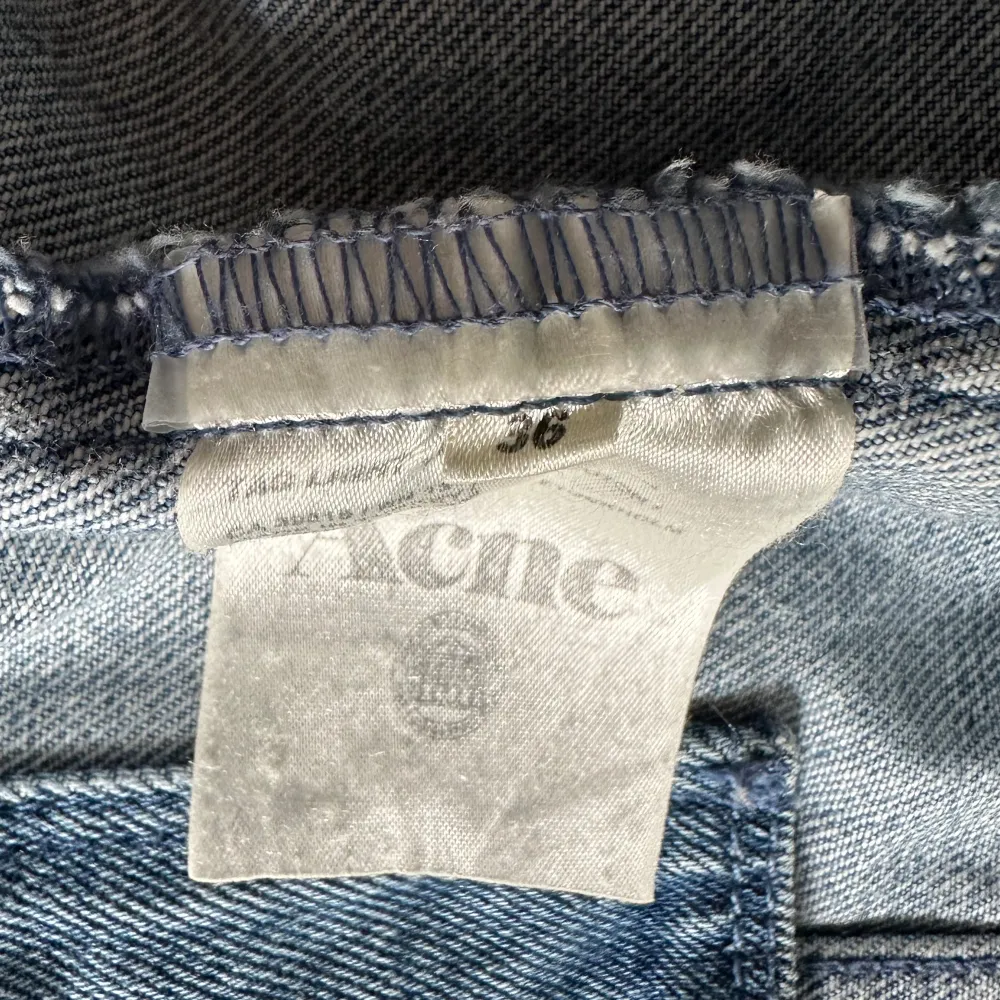 Supersnygg lite kortare Acne Jeansjacka med en innerficka i storlek 36. Jag skulle säga att den passar någon som brukar att ha storlek 34-36, XS-S. Knappt använd.. Jackor.