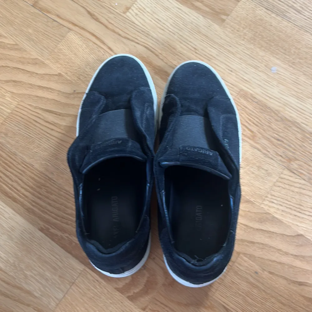 Jag säljer mina skor för dom jag blivit för små dem är använda men fortfarande i ett väldigt skick Det är en liten defekt på sidan där stitchingen har lossnat lite men det går att fixa. . Skor.