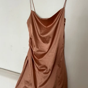 Satinklänning - Från NAKD, insydd vid midjan så passformen är jättefin! 
