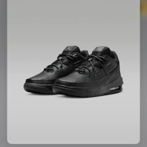 Jordan max aura 5 skor - Använt dessa skor några gånger med är fortfarande i mycket bra skick. Säljer även dessa då de har blivit för små. Köpta för 1100 och säljer för 400💕