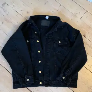 En svart oversized jacka från H&M
