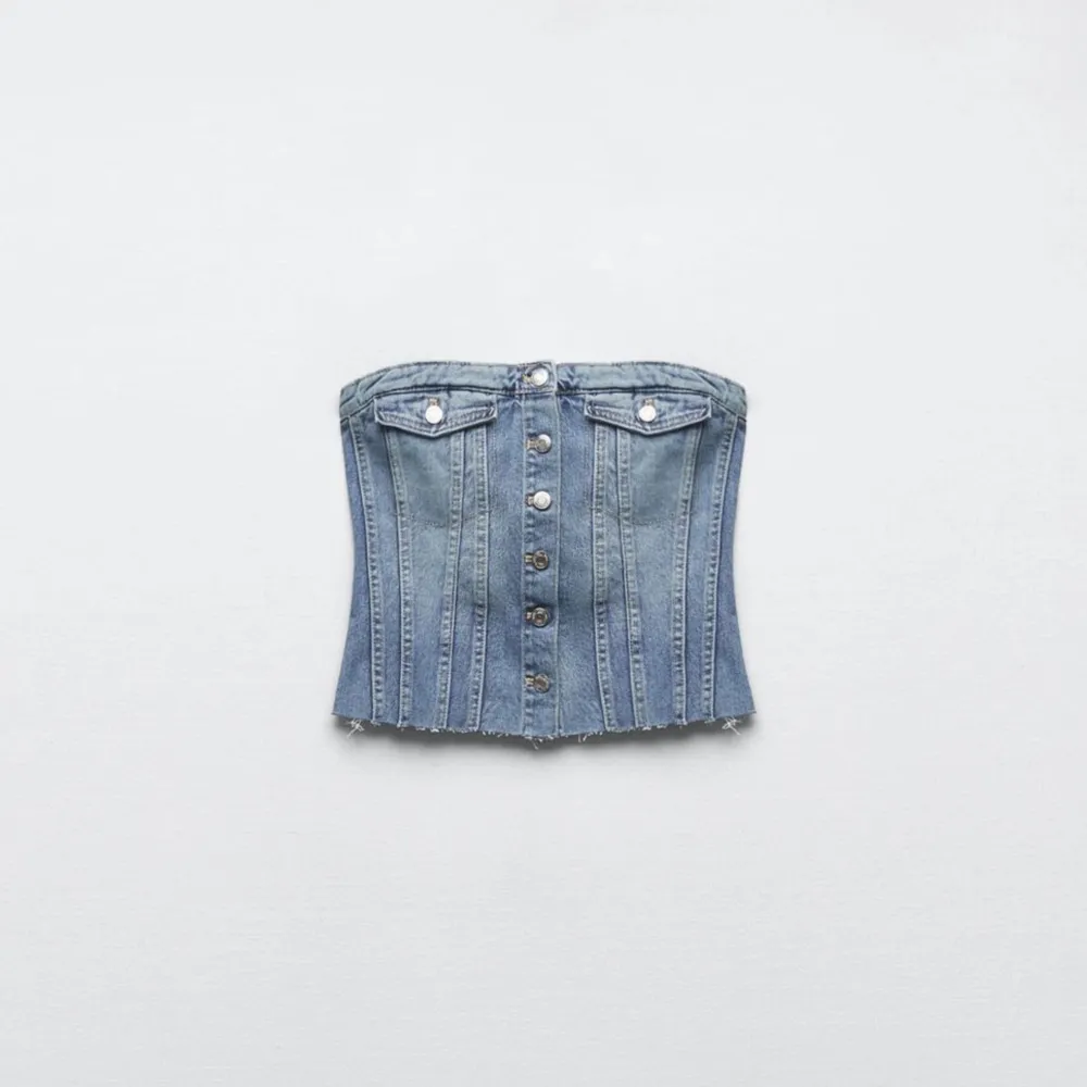 Jeans topp från Zara i jättebra skick. Använd fåtal gånger💗💗. T-shirts.