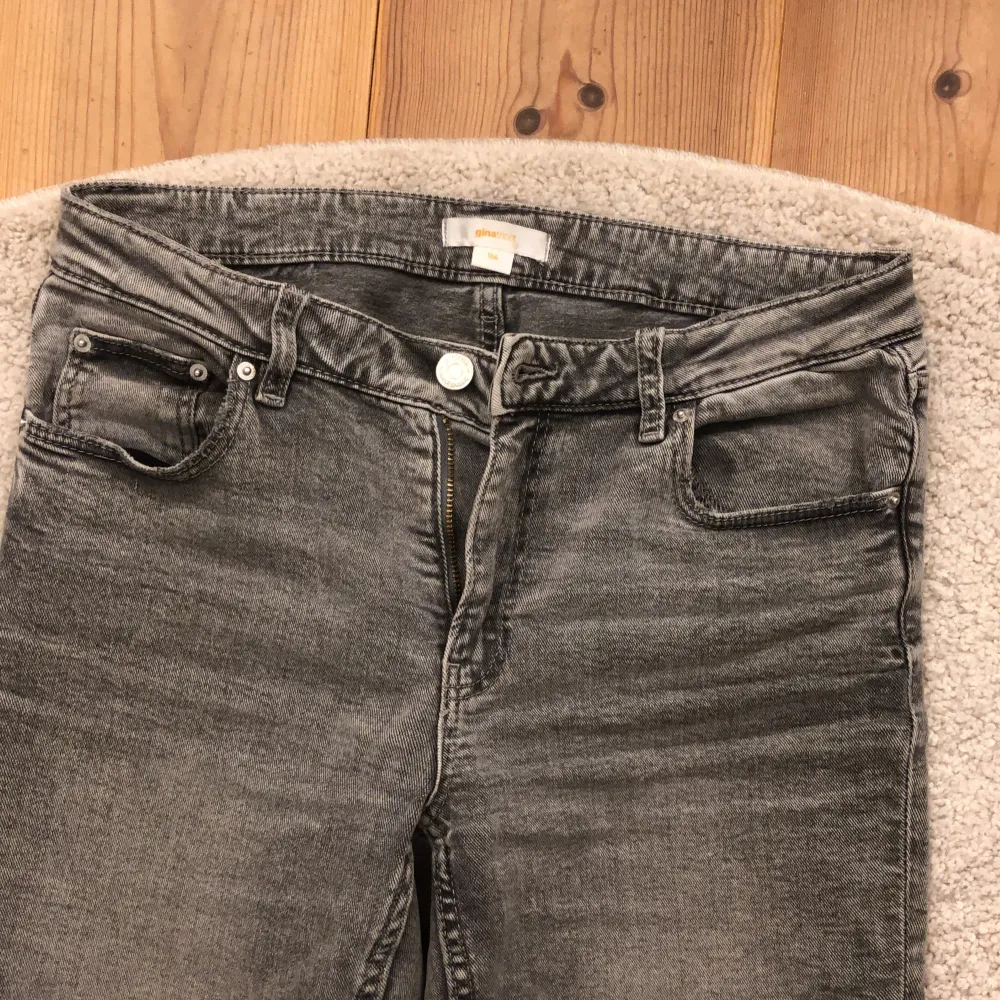 Säljer ett par jeans från Gina pga att de inte används, de är använda men i bra skick!💕 de ser mörkgråa ut men de är ljusgråa!. Jeans & Byxor.