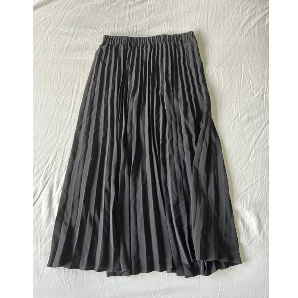 Hej, jag säljer denna svarta plisserade kjol. Det är i storlek S men passar både XS och M tror jag. Den är i bra skick och har inga tecken på användning.. Kjolar.