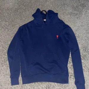 ami Paris tröja - Storlek S, bra skick men använd, Nypris 4000