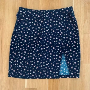 Mörkblå blå kjol med blommor blommig slits kort sommarkläder sommar - Mjuk och skön! Ganska nopprig, därav priset.