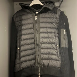 Moncler Cardigan - Fet cardigan perfekt till hösten. Har tyvär inte kvitto kvar då jag köpte den av min kusin. Qr och Nfc är fungerande. Pris kan diskuteras vid snabb affär👍🏽