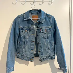 SUPERSNYGG och oanvänd jeansjacka från Levis, inköpt för ca 1200kr, inga defekter, nyskick