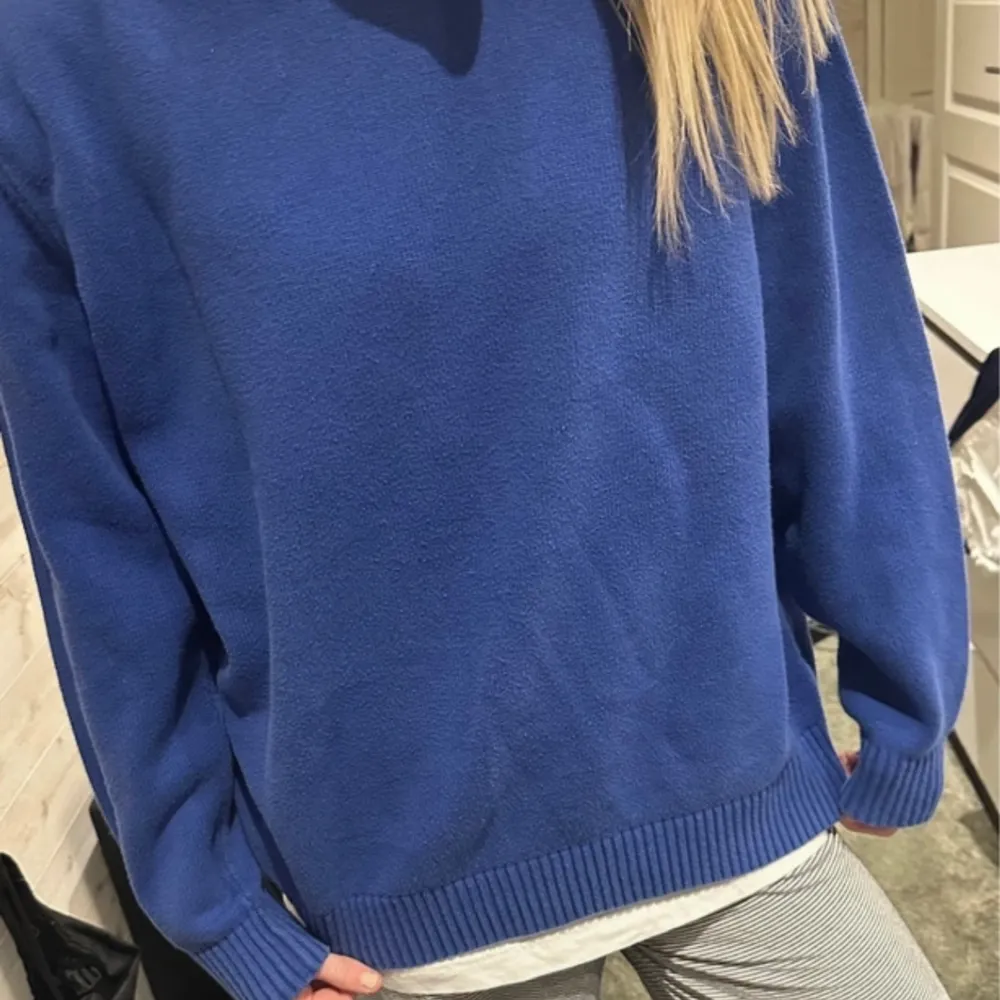 Mörkblå sweatshirt storlek L men skulle säga S/M. Hoodies.