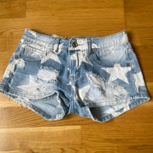 One teaspoon liknande shorts - Står ingen storlek inuti shortsen men midjemåttet är 33cm (66 runt hela) jätte snygga till sommaren ❤️