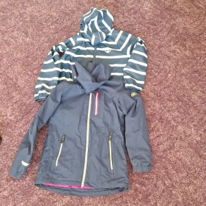 1 regnjacka och en vår jacka - Regn jacka storlek 122/128 McKINLEY jacka 140 