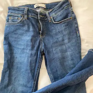 Zara jeans med låg midja! Inga defekter förutom lite slitning längst ned. Skriv för fler bilder eller frågor! 🩷🤗