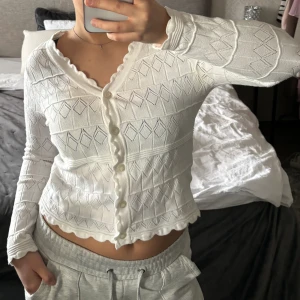 Stickad tröja - Stickad tröja köpt på Kappahl för flera år sedan. Säljer då den inte kommer till användning längre!😊