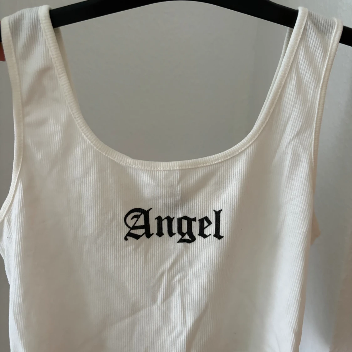 Sex education tröja och vit angel tröja båda 2 för 150kr - 90