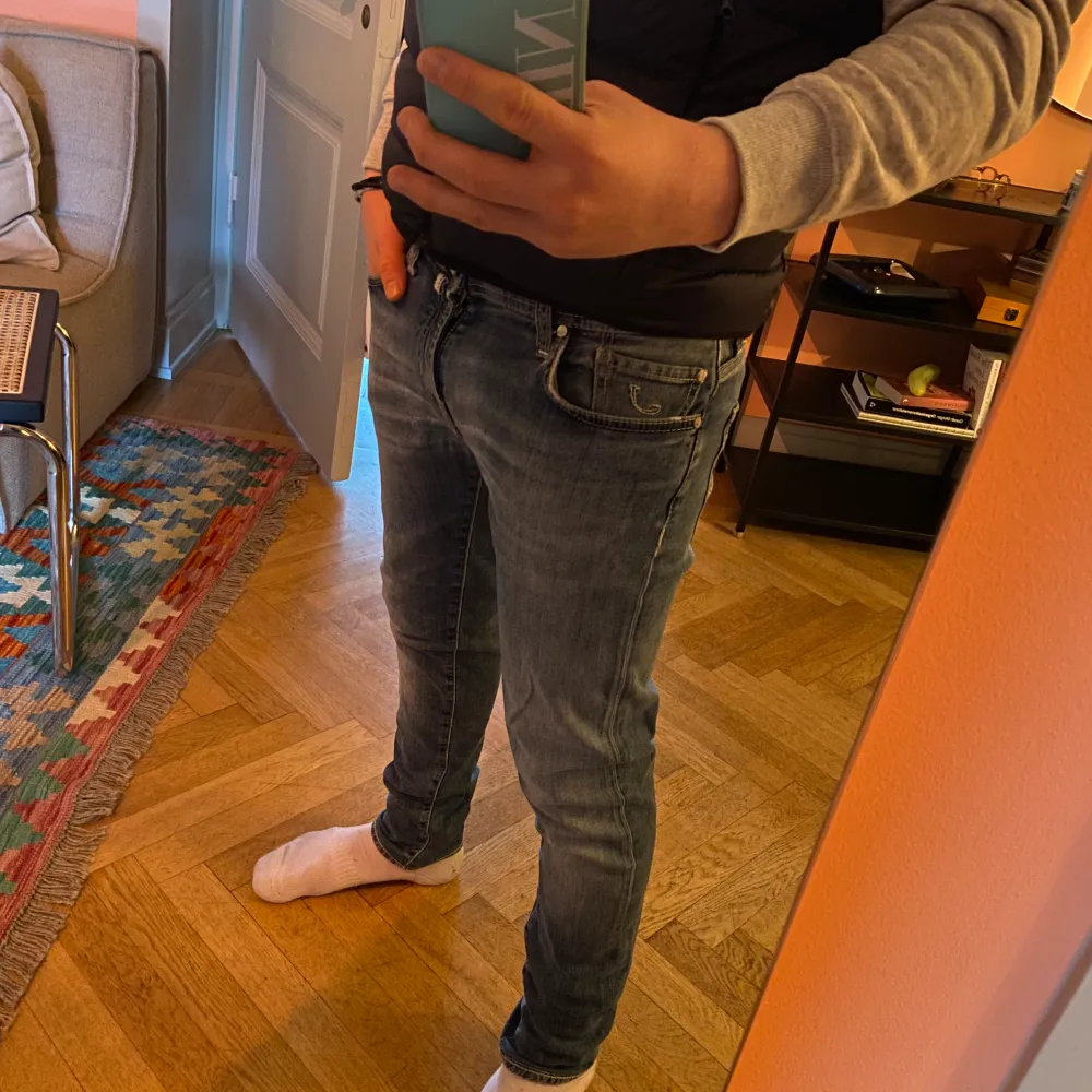 Jacob Cohen jeans | Storlek: 31 | skick: 8/10 | Storlek: 31 | Pris: 799kr | Nypris ≈ 5000kr | Hör av er vid fler frågor👖!. Jeans & Byxor.