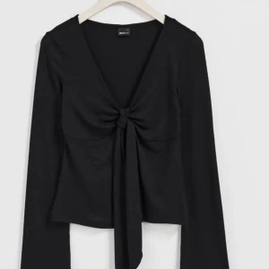 Fin topp - Jättefin svart sleeve top ifrån GinaTricot! Bra skick, inga fläckar eller hål. Endast använd 2 gånger.  Säljer pga att den inte kommer till användning.   Klicka inte på köp nu💓Köparen står för frakt!  Originalpris: 300kr