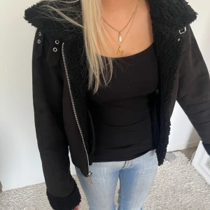 Jacka - Jacka från pull&bear som inte säljs längre. Säljer pga den är för liten, min kompis på bilderna! Använd tiotal gånger . Köpt för ungefär 500kr.