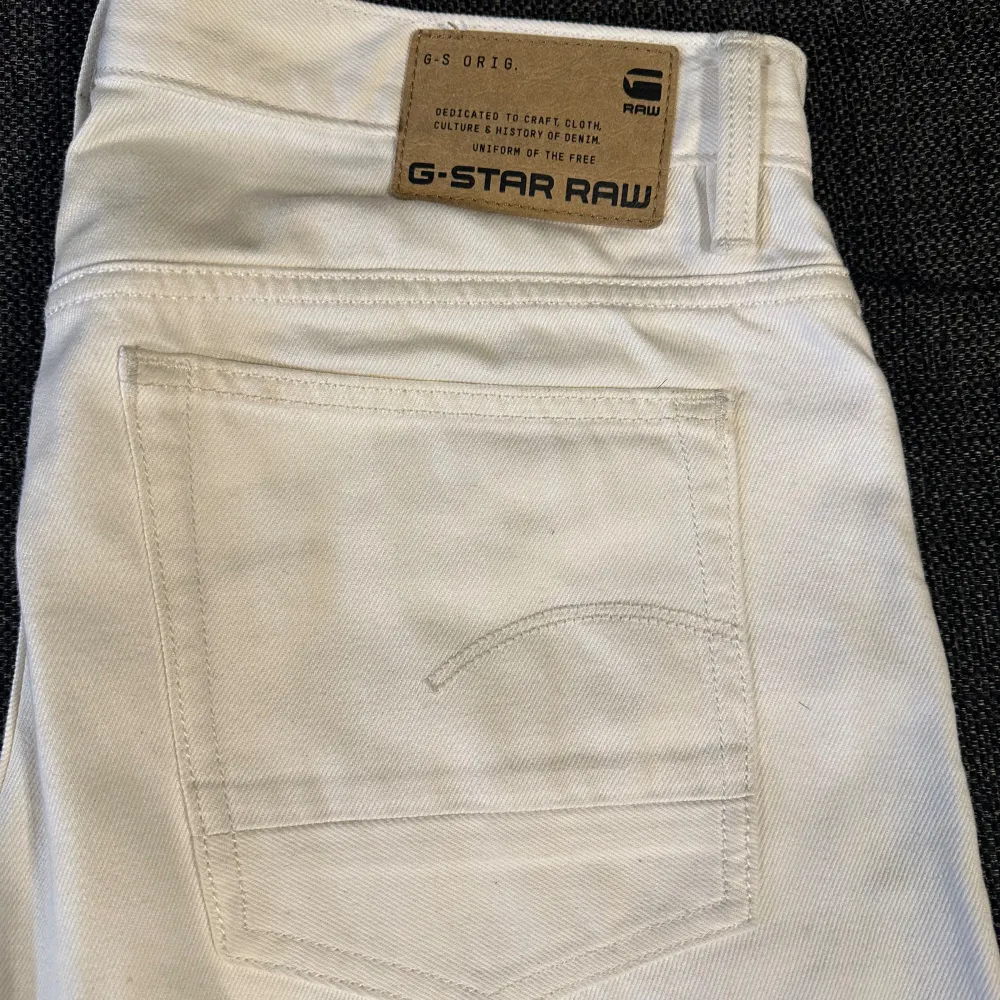 Mycket fina G-star raw jeans i färgen vit med straight leg passform Perfekt för sommaren.  Storlek: W32, L30  Nypris 1400kr. Jeans & Byxor.