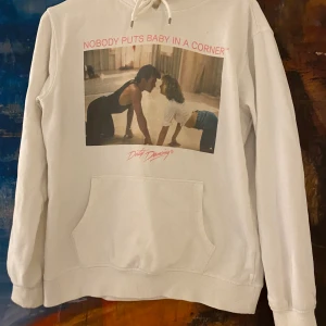 Dirty Dancing Hoodie - En vit dirty dancing hoodie från H&M använd några gånger, super skön och oversized.