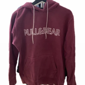 PULL & BEAR HOODIE - Vinröd hoodie från Pull And Bear som är i vädligt bra skick. Används fåtal gånger och storleken är M. Tveka  att slänga iväg ett DM eller kommentar om ni har några frågor eller liknande.   Nypris 450:-