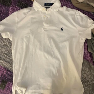 Polo Ralph Lauren piké, vit - Säljer den då den inte passar mig längre. Skriv vid minsta fundering. Priset kan diskuteras vid snabb affär!!