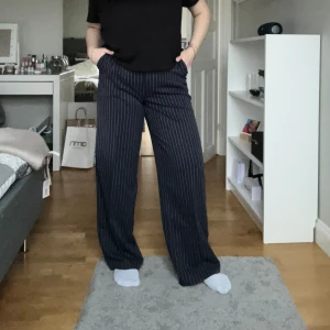 Blårandiga kostymbyxor  - Använt en gång och är i storlek 40. Passade tyvärr inte riktigt mig.