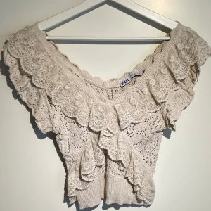 Spelts topp zara - Spets topp från zara i beige. Storlek m. Säljer för 300kr pris kan diskuteras. Om ni undrar något eller vill ha fler bilder på plagget skriv till mig i chatten💕