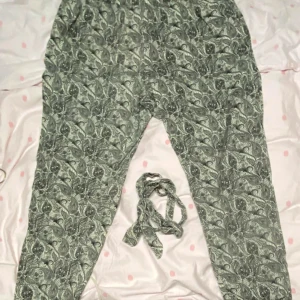 Jättefina byxor (48) (men STORA) av lyocell -  Jättefint skick  Midja (fullt utstretchad) 122 cm  Beninnerlängd 78 cm  100% lyocell  Byxot har också avtagbar skärp Rök- och djurfritt hem