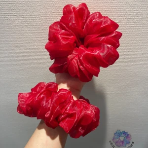XL- Red Scrunchies 1st - Mått diameter: ~16 cm(XL) Material: Polyester Instagram: sol_scrunchies