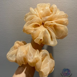 XXL- Yellow Scrunchies 1st - Mått diameter: ~20 cm(XXL) Material: Polyester Instagram: sol_scrunchies