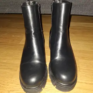 Säljer jätte snygga boots,då dem inte kommer till användning. Har använt dem en gång.